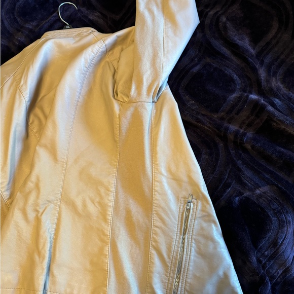 Women light leather like jacket - Picture 3 of 5